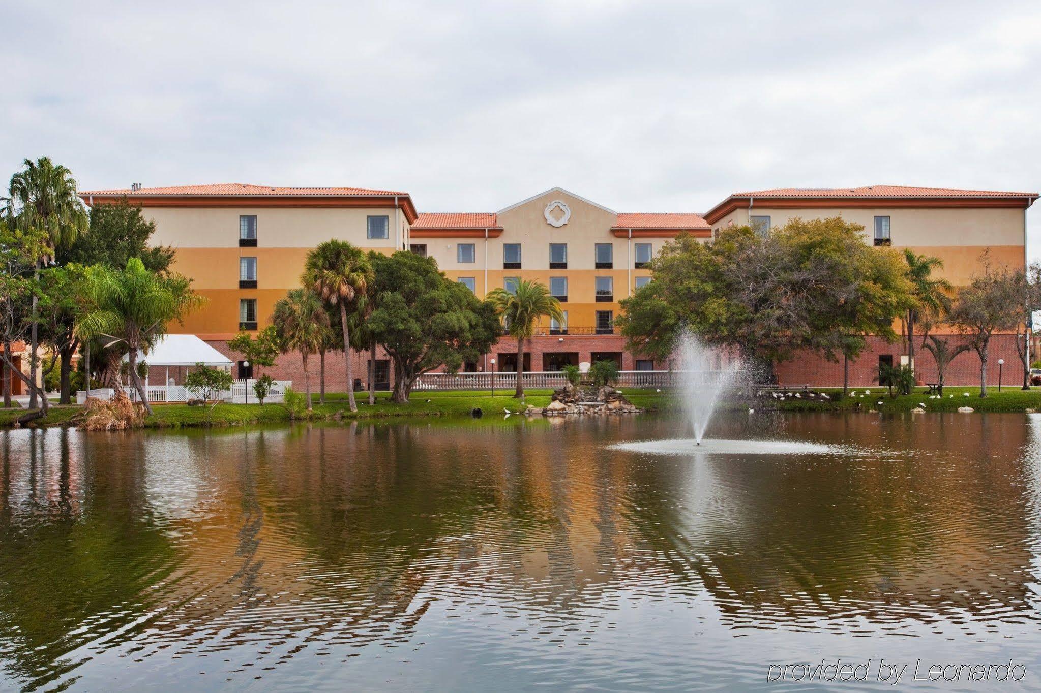 Country Inn & Suites By Radisson, Rj Stadium - Tampa Airport East Exterior photo