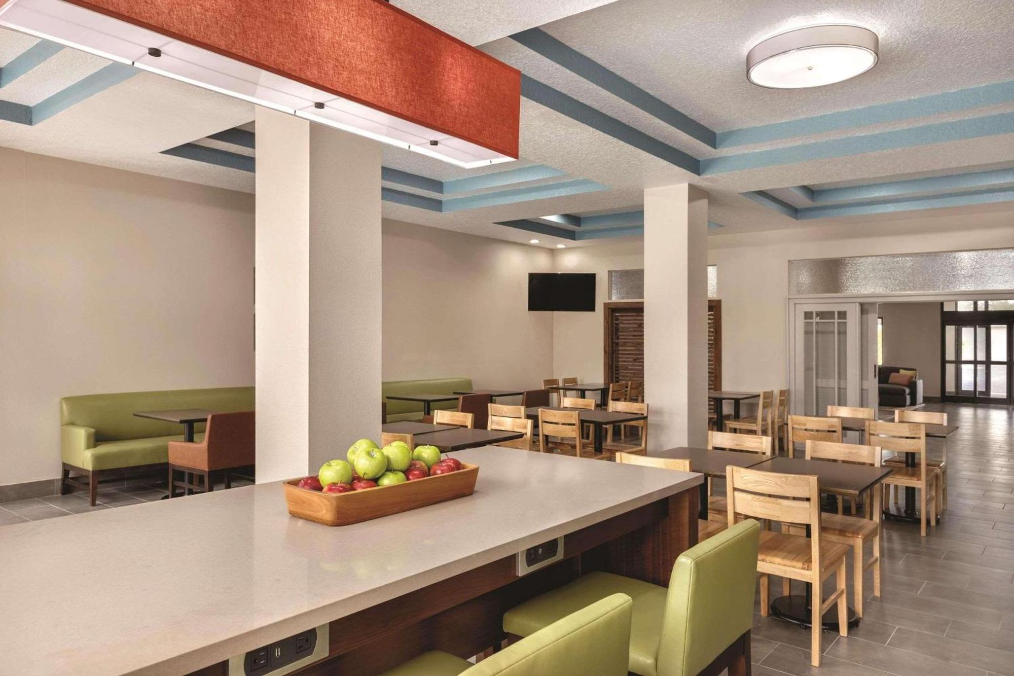 Country Inn & Suites By Radisson, Rj Stadium - Tampa Airport East Exterior photo