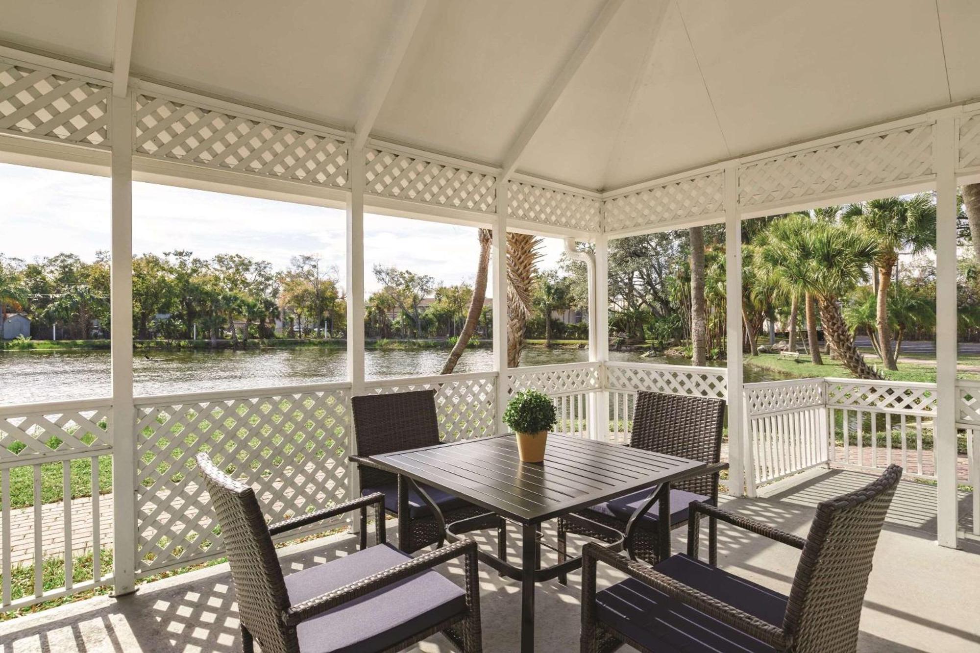 Country Inn & Suites By Radisson, Rj Stadium - Tampa Airport East Exterior photo